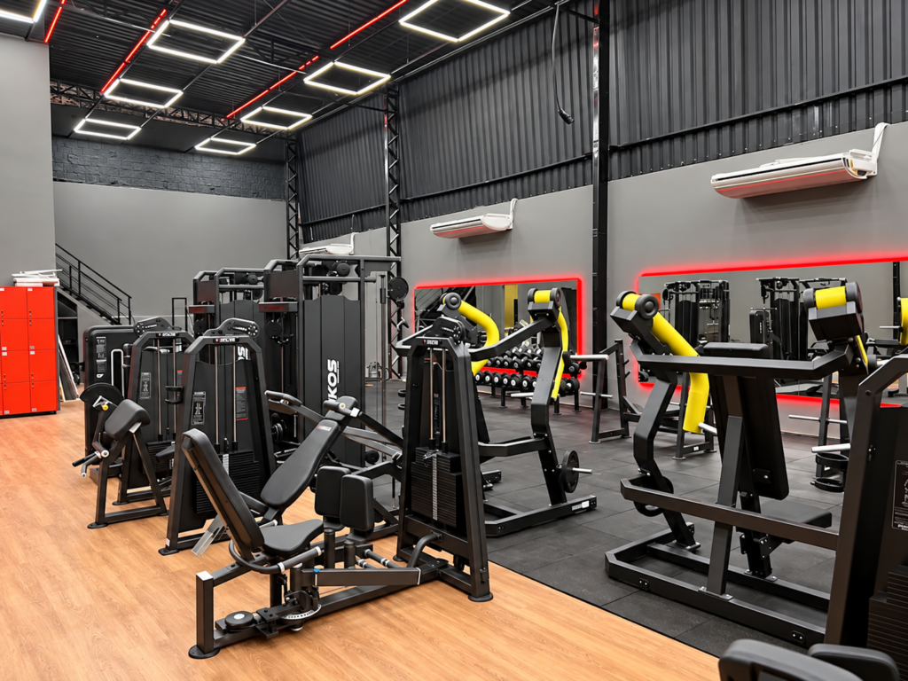 Interior da unidade FitZone barroso; foto fornecida com tratamento de imagem.