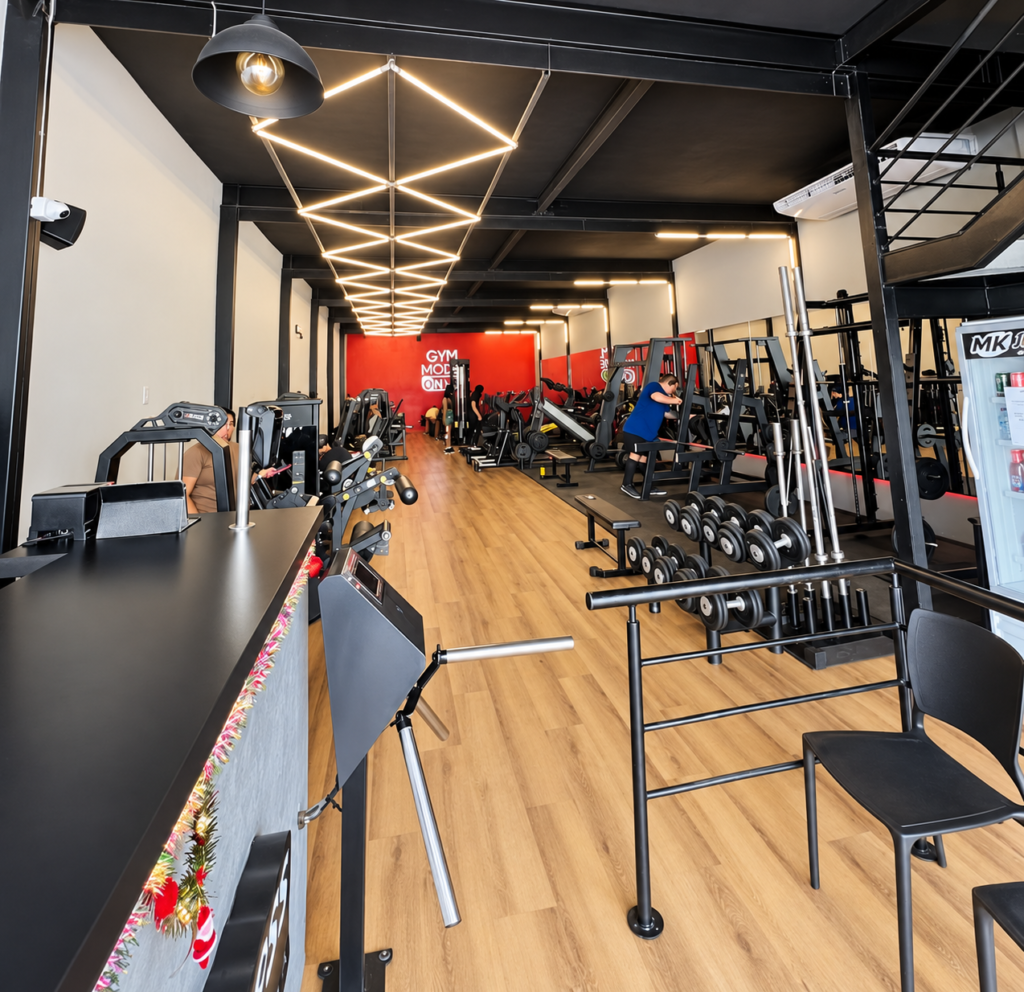 Interior da FitZone São Cristóvão; foto fornecida com tratamento de imagem.