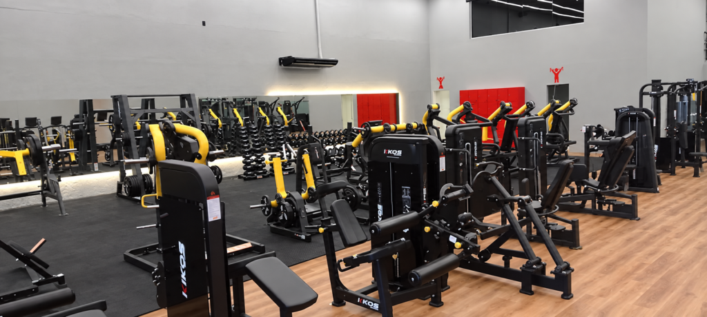 Interior da unidade FitZone sapiranga; foto fornecida com tratamento de imagem.
